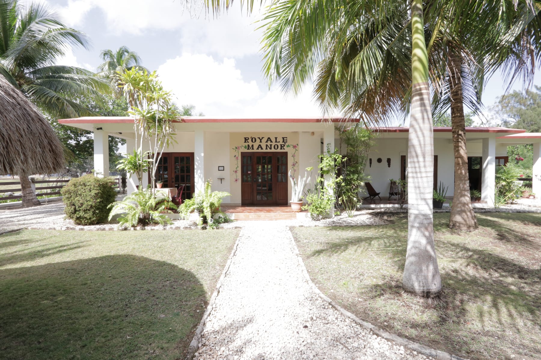 Royale Manor entrance on Bayshore Drive